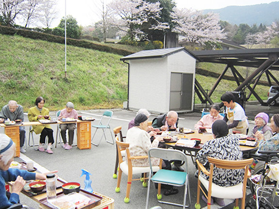 野外で食事